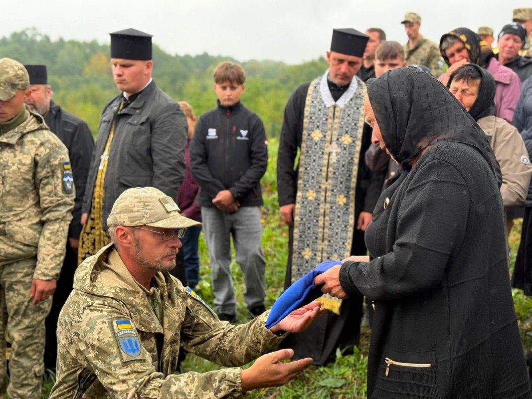 На вічний спочинок в Отинійській громаді провели захисника Василя Федоришина 8