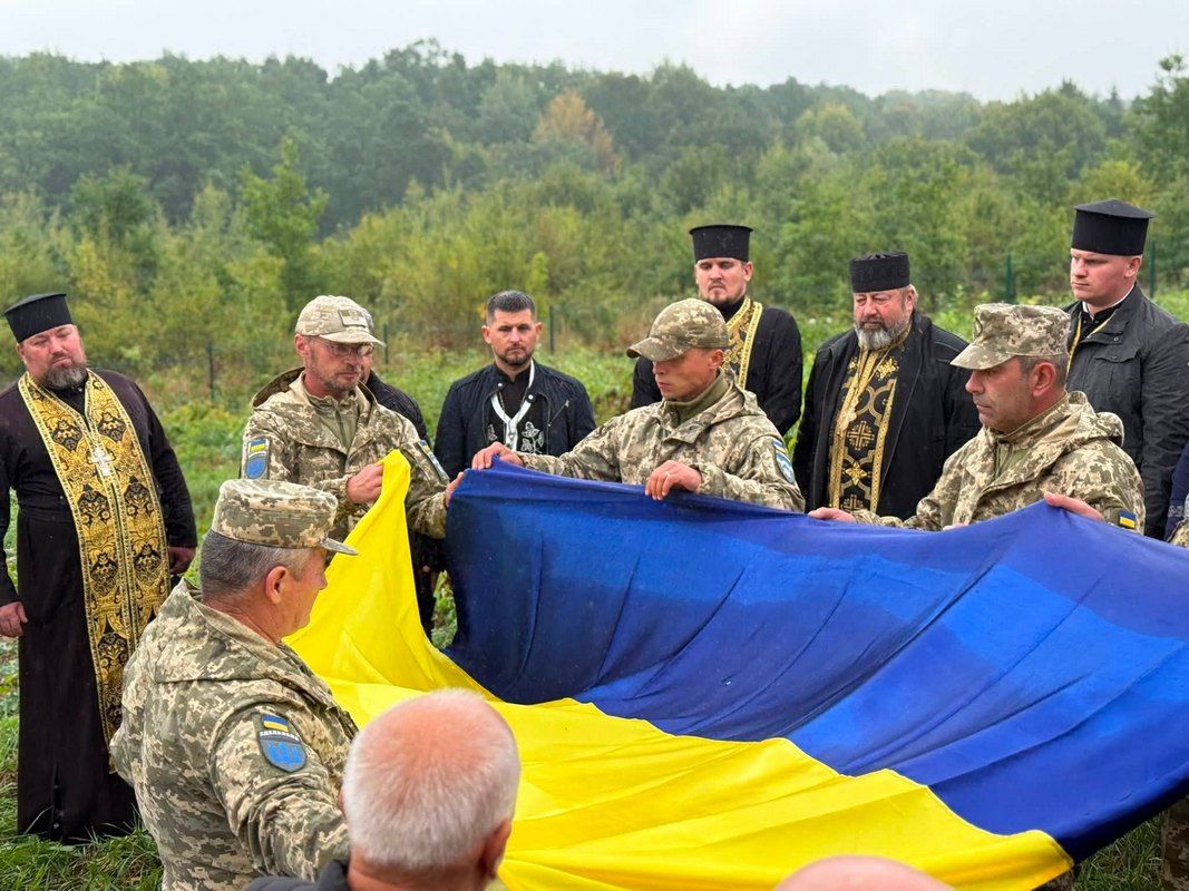 На вічний спочинок в Отинійській громаді провели захисника Василя Федоришина 7