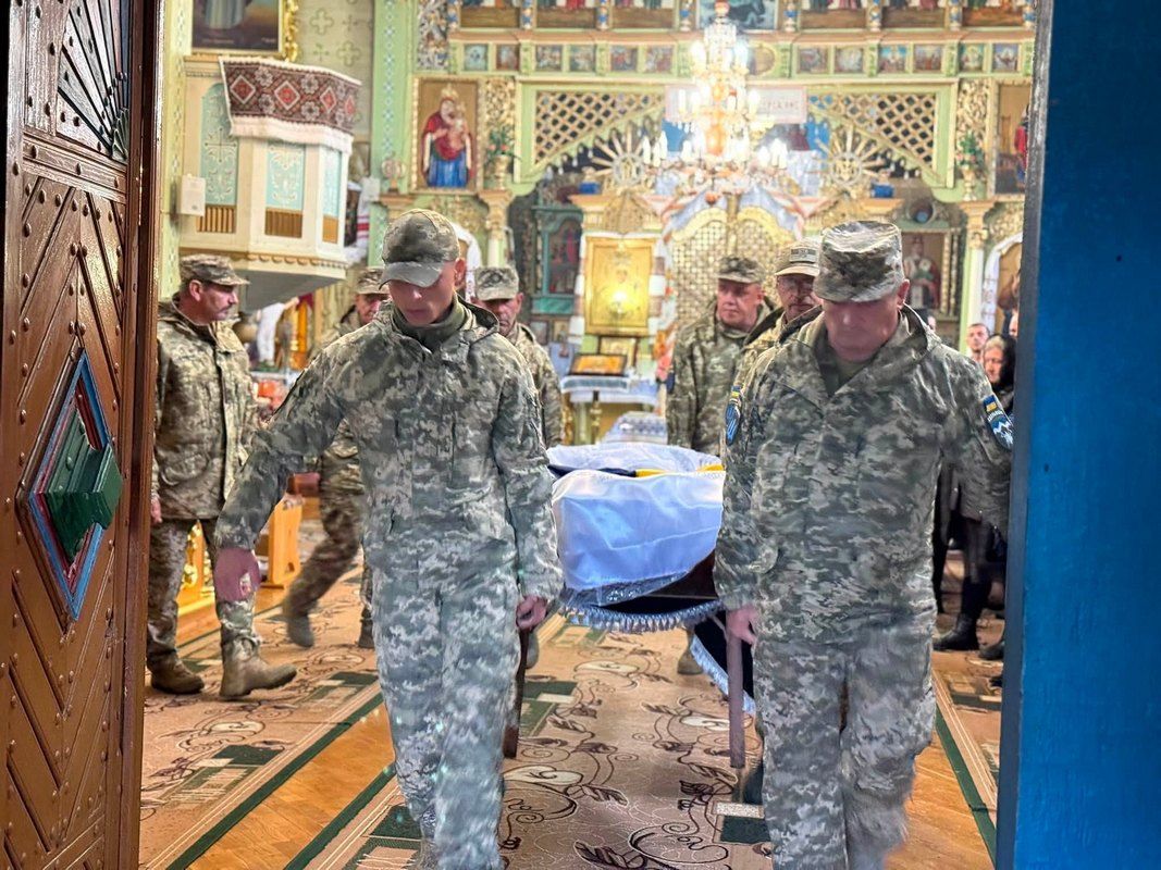 На вічний спочинок в Отинійській громаді провели захисника Василя Федоришина 6