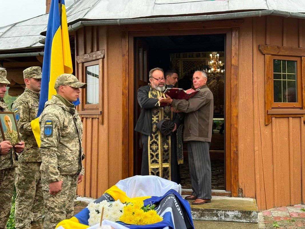 На вічний спочинок в Отинійській громаді провели захисника Василя Федоришина 5