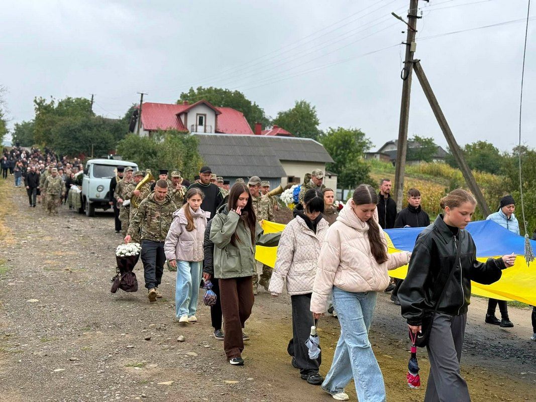 На вічний спочинок в Отинійській громаді провели захисника Василя Федоришина 4