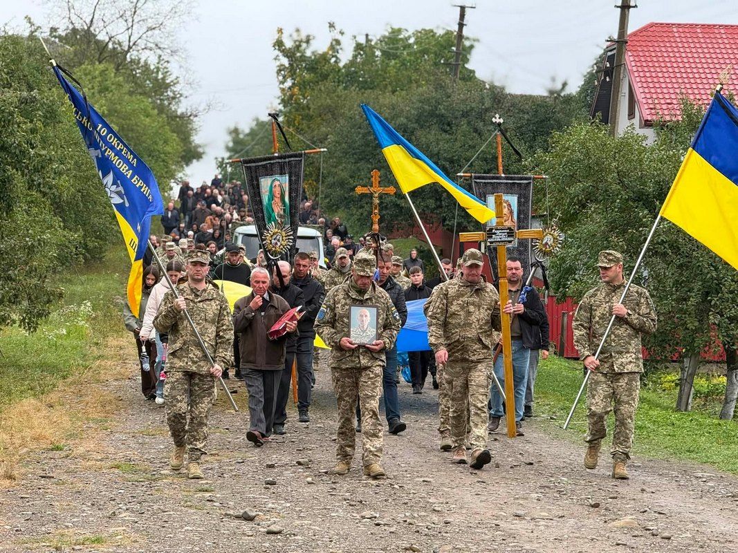 На вічний спочинок в Отинійській громаді провели захисника Василя Федоришина 3