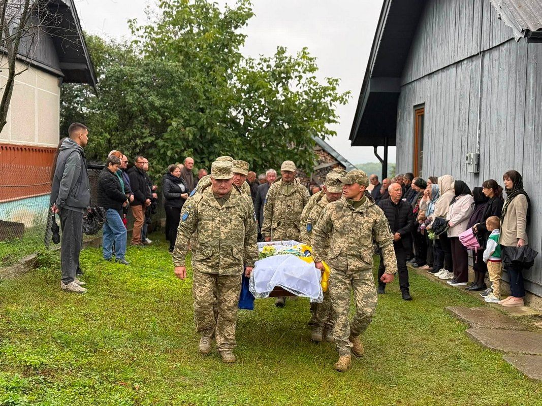 На вічний спочинок в Отинійській громаді провели захисника Василя Федоришина 2