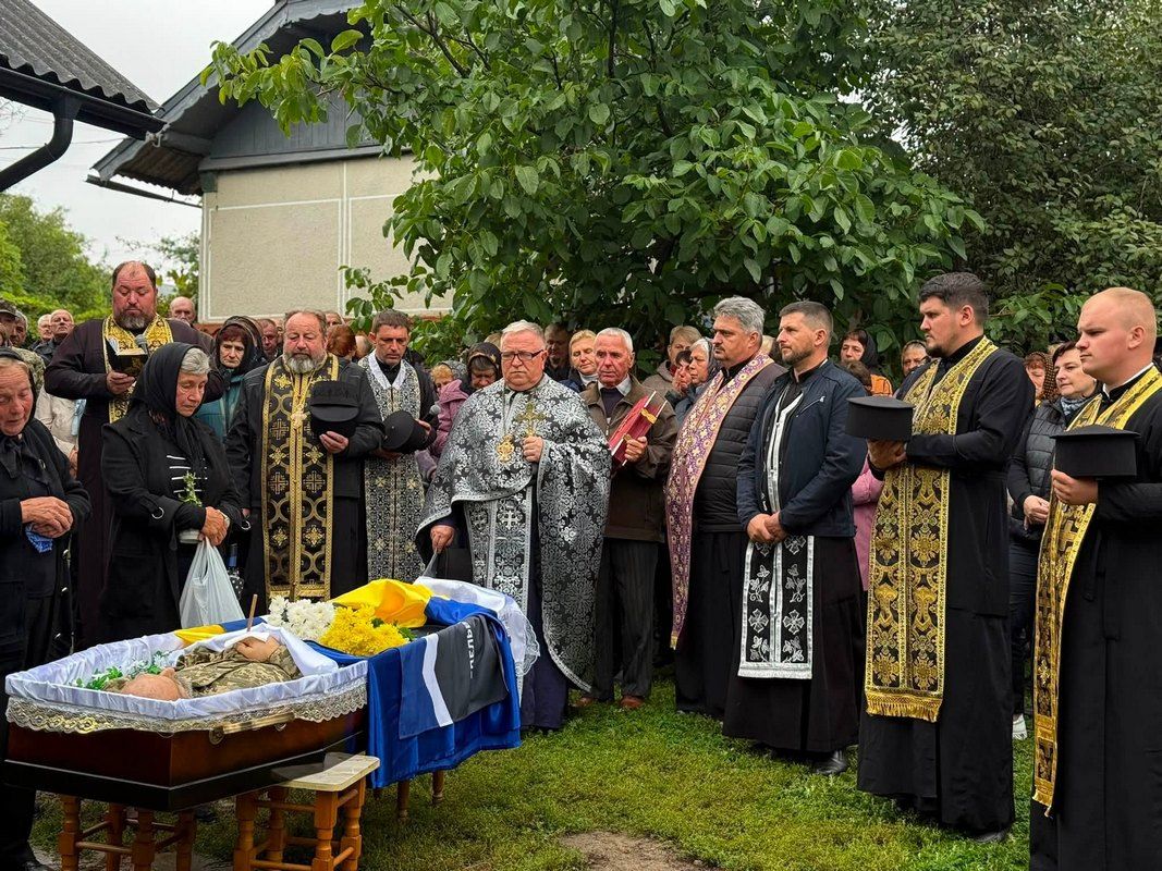 На вічний спочинок в Отинійській громаді провели захисника Василя Федоришина 1