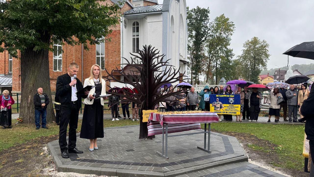 У Делятині відкрили пам’ятний знак «Дерево Надії» на честь зниклих безвісти військових 4
