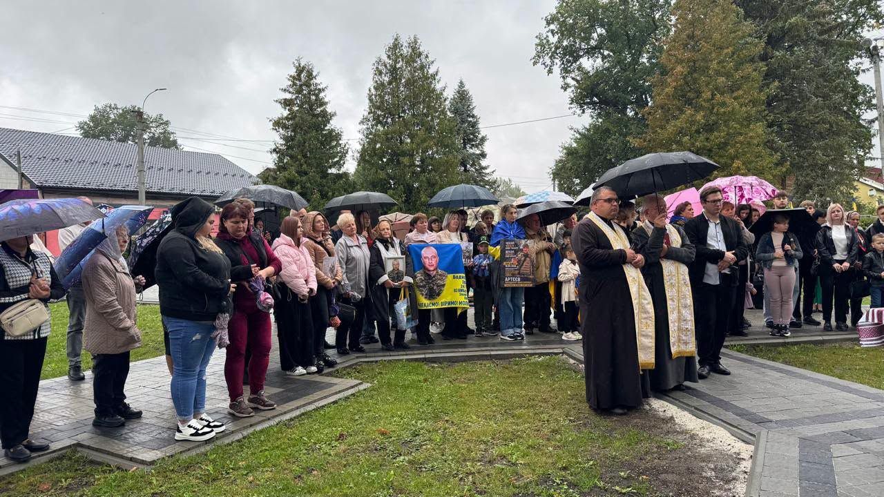 У Делятині відкрили пам’ятний знак «Дерево Надії» на честь зниклих безвісти військових 9
