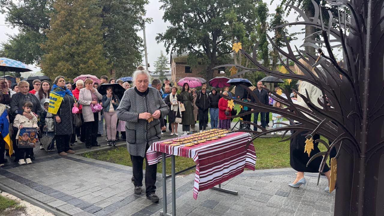 У Делятині відкрили пам’ятний знак «Дерево Надії» на честь зниклих безвісти військових 16