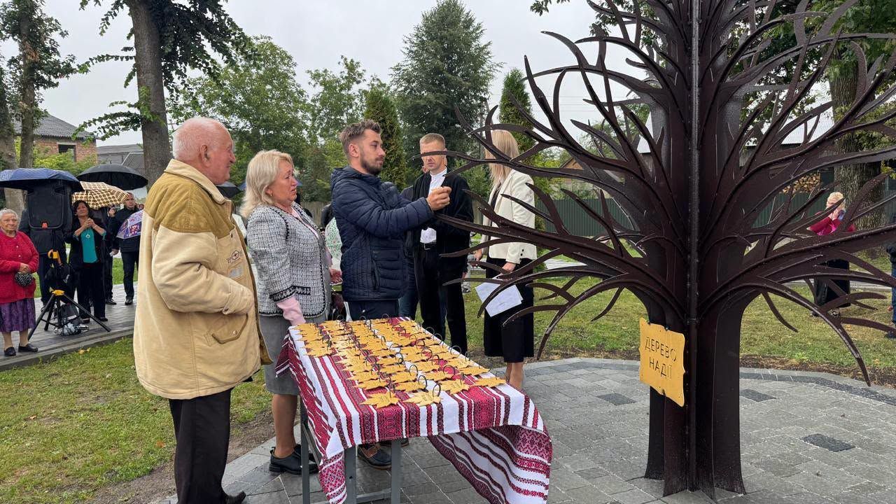 У Делятині відкрили пам’ятний знак «Дерево Надії» на честь зниклих безвісти військових 20