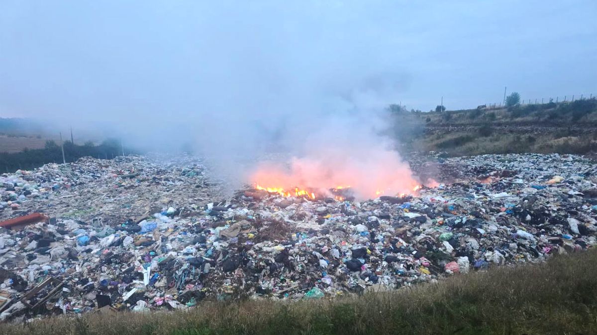 у снятині сталася пожежа на сміттєзвалищі