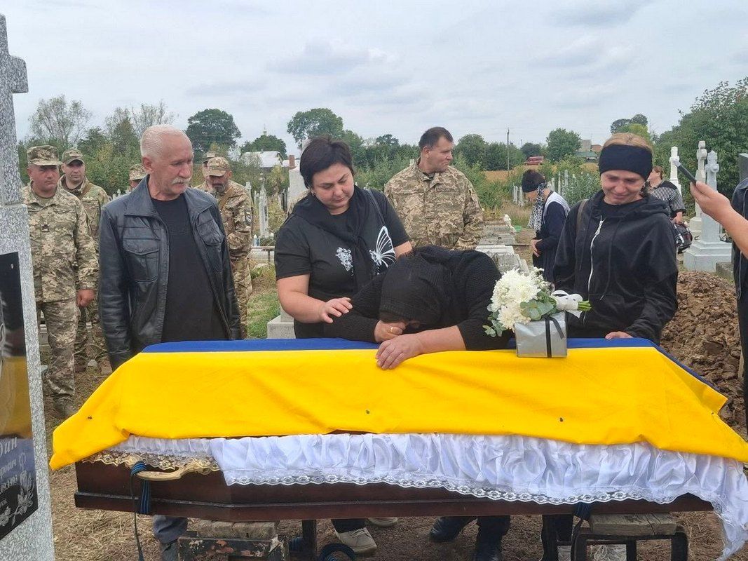 В П'ядицькій громаді провели на вічний спочинок захисника Дмитра Червінського 11