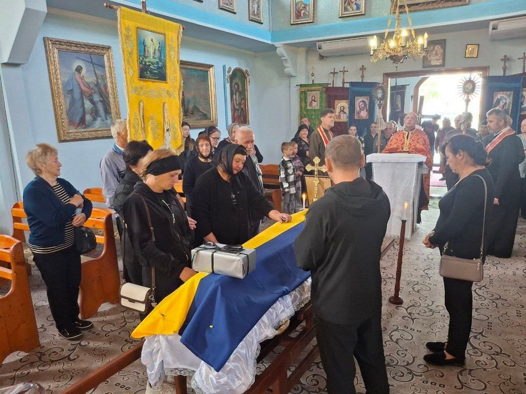 В П'ядицькій громаді провели на вічний спочинок захисника Дмитра Червінського 10