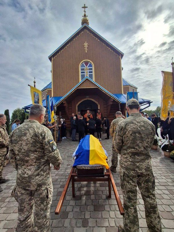 В П'ядицькій громаді провели на вічний спочинок захисника Дмитра Червінського 8