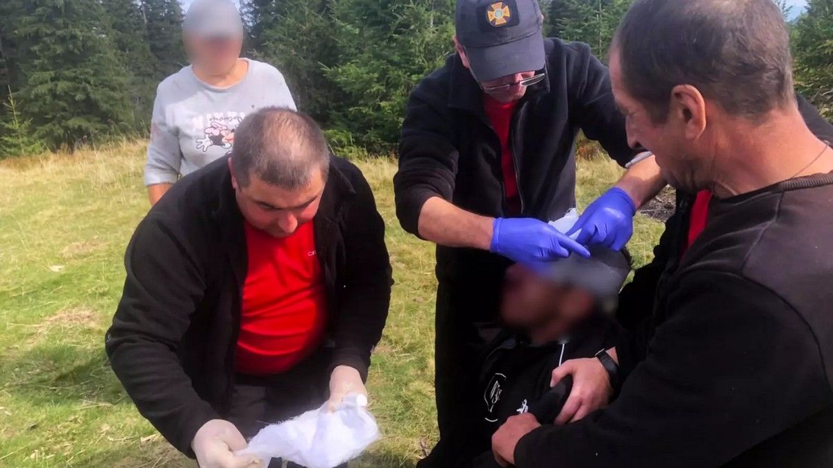 Чоловік впав із гойдалки в горах біля Ворохти і сильно травмувався