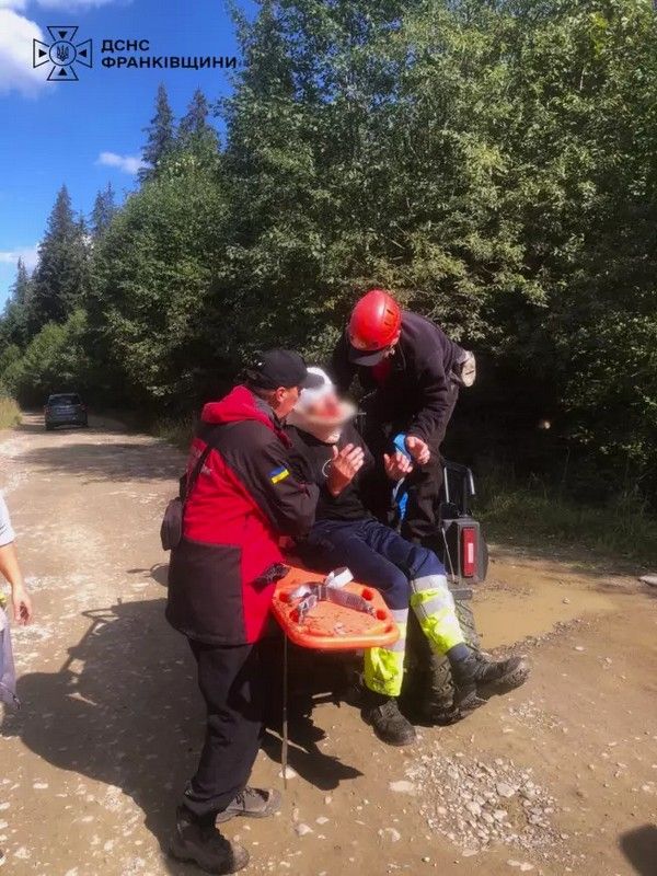 В горах біля Ворохти чоловік впав із гойдалки: знадобилась допомога рятувальників та медиків 1