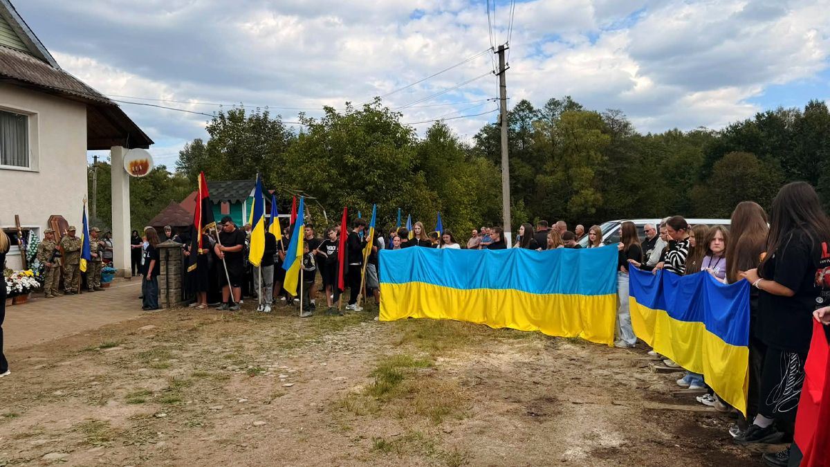 На вічний спочинок на Надвірнянщині провели захисника Дутку Сергія 2