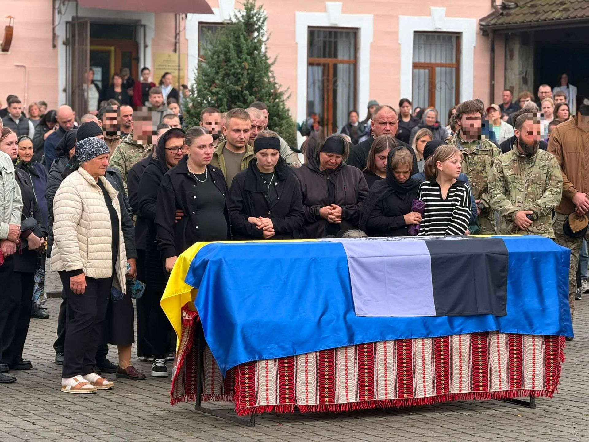 В Отинії "на щиті" зустріли полеглого Героя Романа Бабія 2
