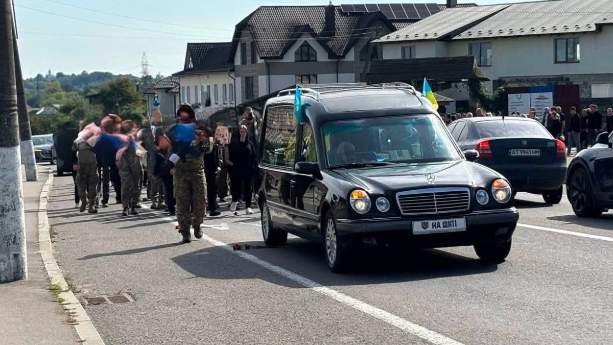 Отинійська громада попрощалася з 23-річним Захисником Романом Бабієм 1