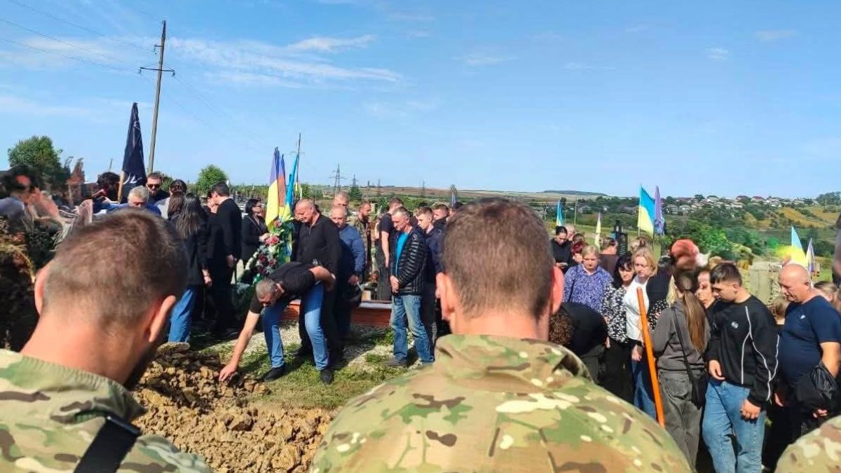 Отинійська громада попрощалася з 23-річним Захисником Романом Бабієм 4