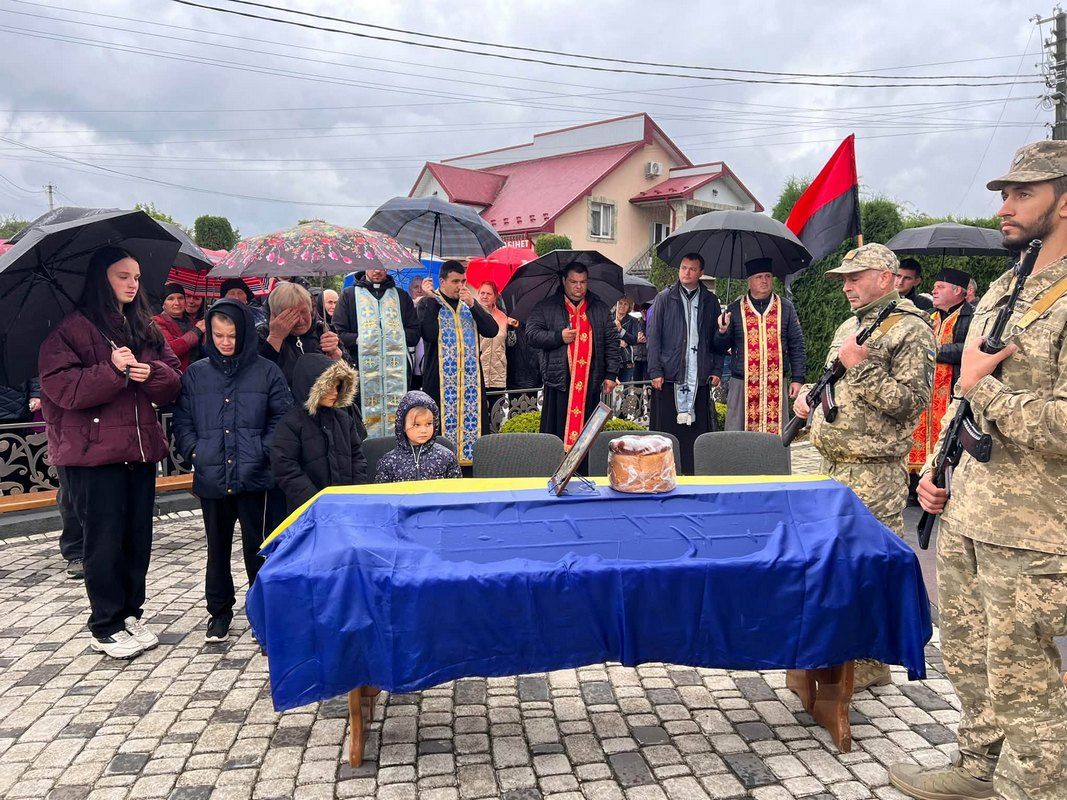 Скорботний кортеж полеглого Валерія Рибальченка зустріли на Коломийщині 7