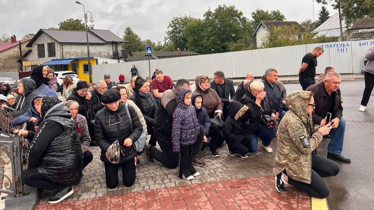 Скорботний кортеж полеглого Валерія Рибальченка зустріли на Коломийщині 6