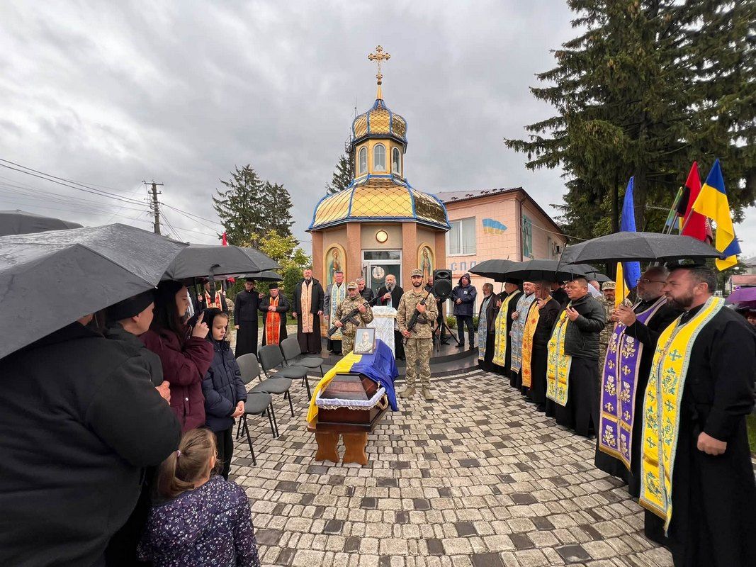 Скорботний кортеж полеглого Валерія Рибальченка зустріли на Коломийщині 4