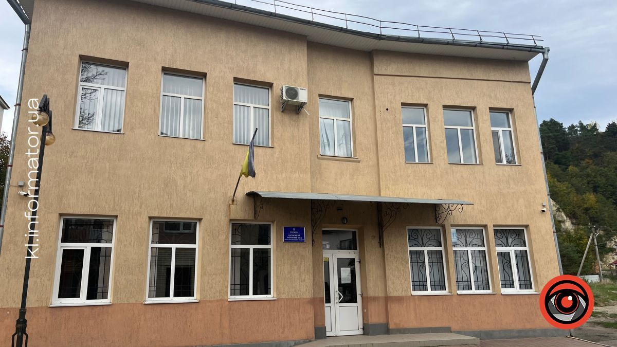 підробила документи