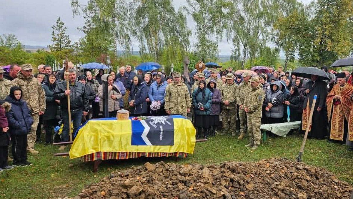 У Чернелицькій громаді попрощалися із захисником Віталієм Рибальченком 8