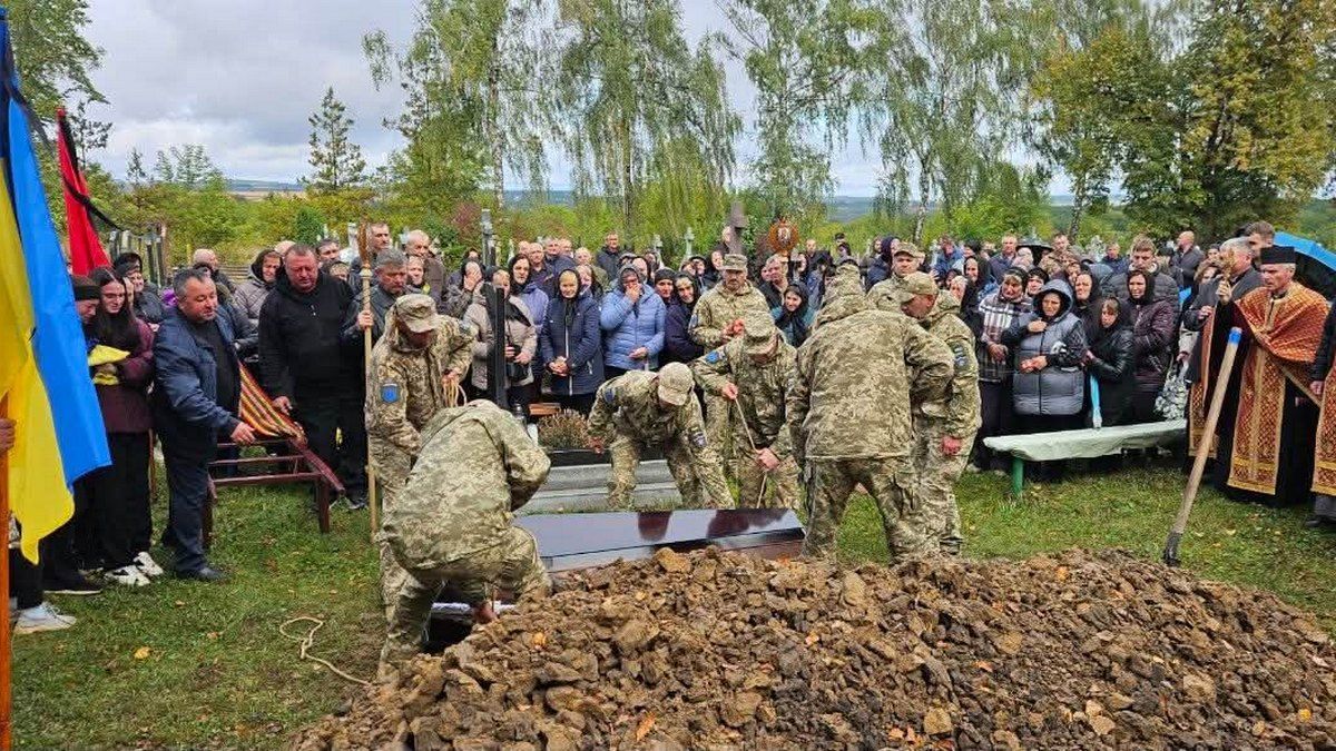 У Чернелицькій громаді попрощалися із захисником Віталієм Рибальченком 9