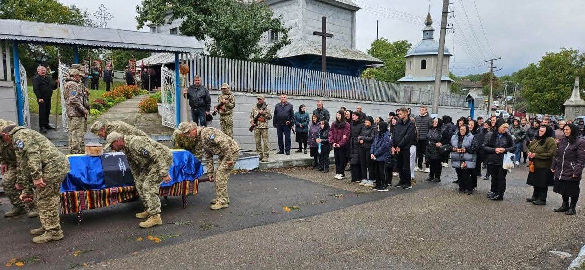 У Чернелицькій громаді попрощалися із захисником Віталієм Рибальченком 6