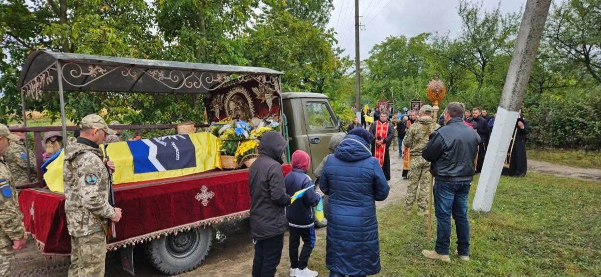 У Чернелицькій громаді попрощалися із захисником Віталієм Рибальченком 5
