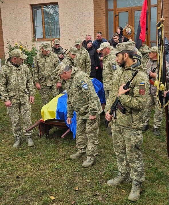 У Чернелицькій громаді попрощалися із захисником Віталієм Рибальченком 1