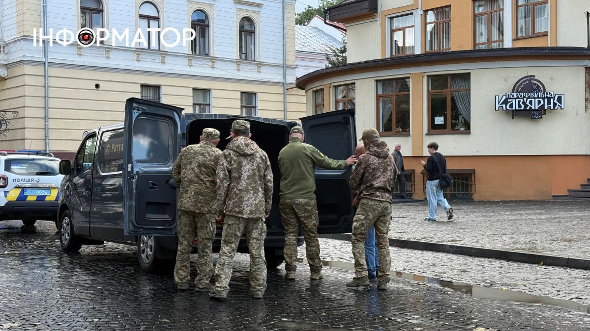 У Коломиї зустріли скорботний кортеж з тілом Сергія Іванюка 3