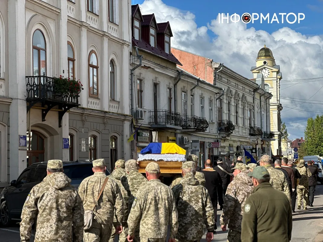 Чин похорону воїна Сергія Іванюка відбувся в Коломиї 13