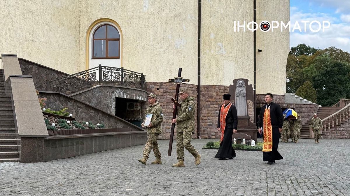 На вічний спочинок у Коломиї провели воїна Ігора Геника 1