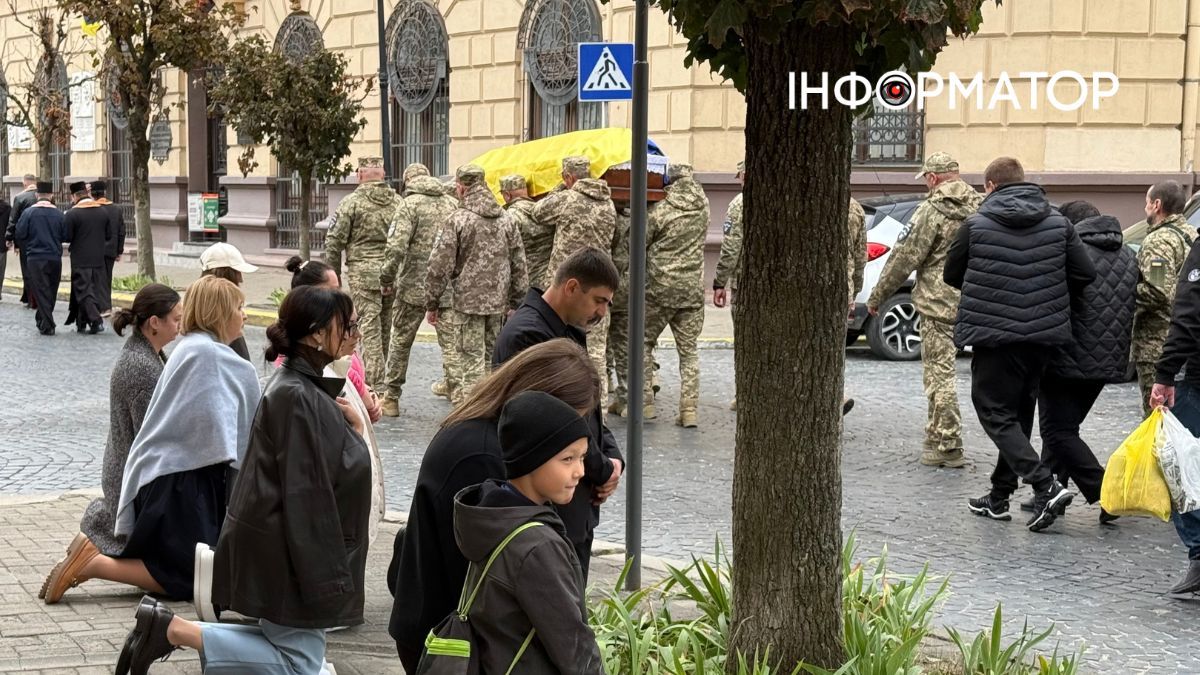 На вічний спочинок у Коломиї провели воїна Ігора Геника 2