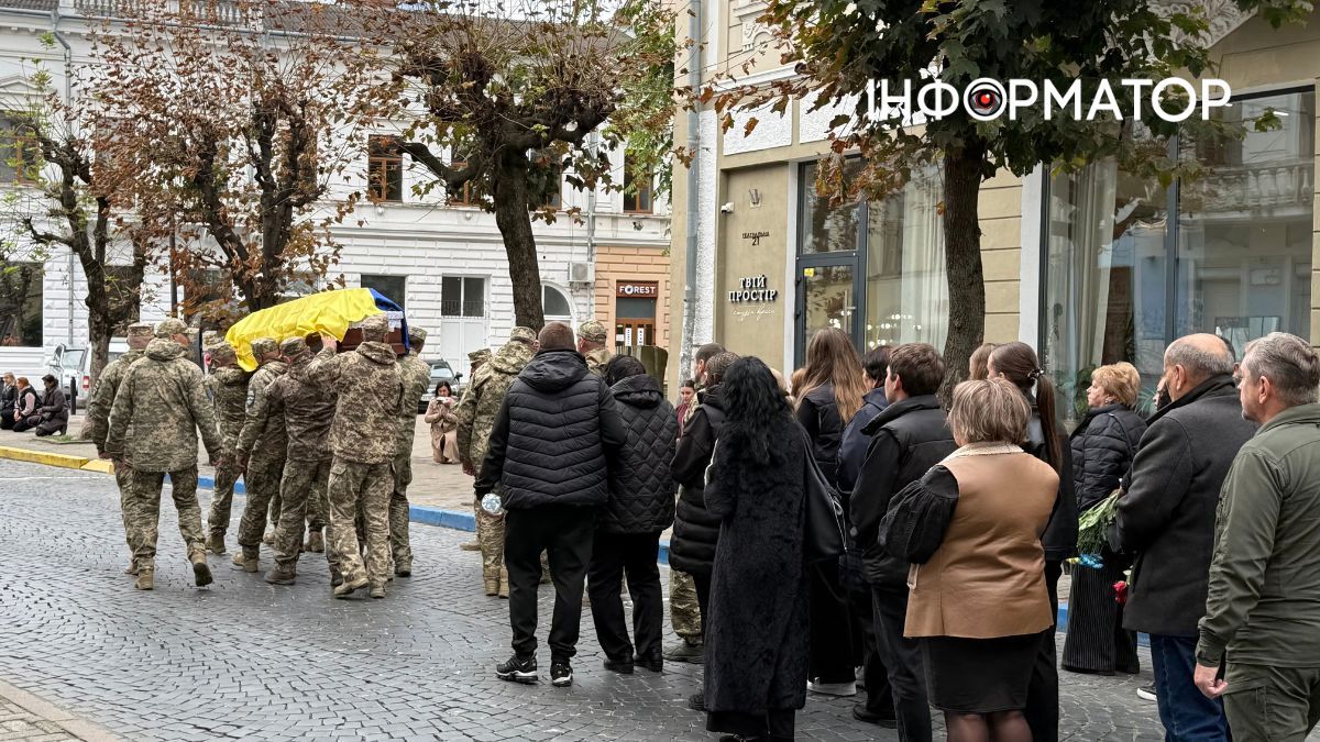 На вічний спочинок у Коломиї провели воїна Ігора Геника 3