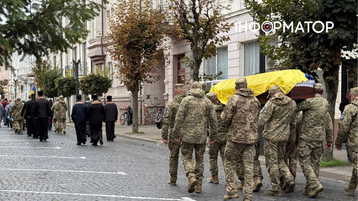На вічний спочинок у Коломиї провели воїна Ігора Геника 4