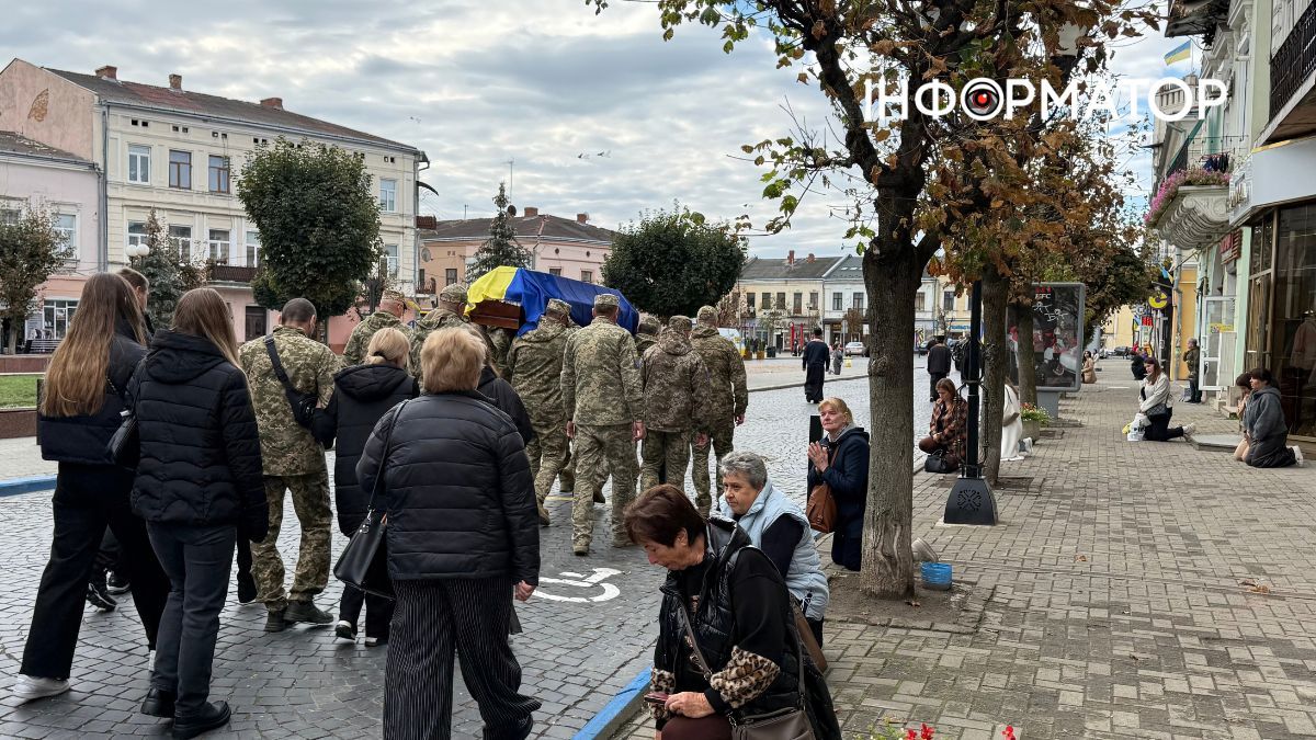 На вічний спочинок у Коломиї провели воїна Ігора Геника 5