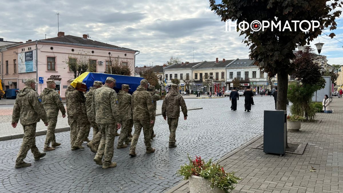 На вічний спочинок у Коломиї провели воїна Ігора Геника 6