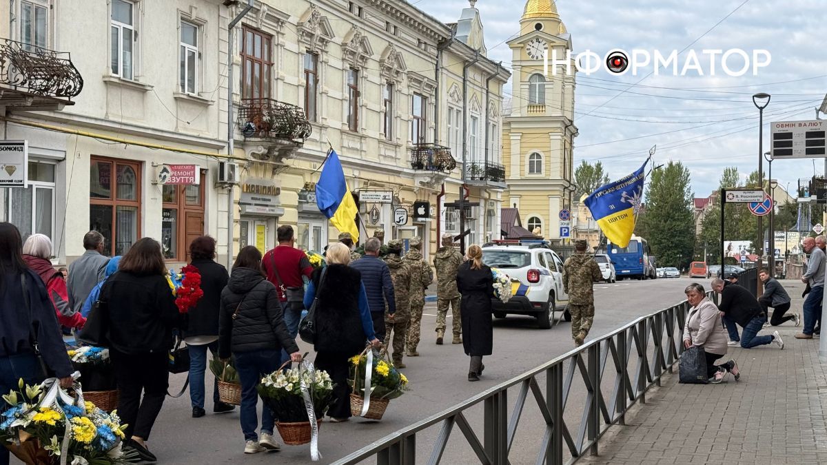 На вічний спочинок у Коломиї провели воїна Ігора Геника 7