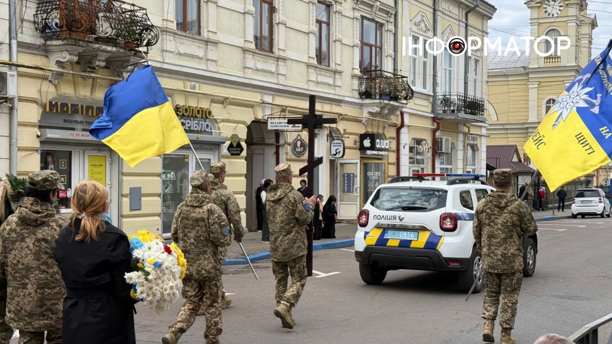 На вічний спочинок у Коломиї провели воїна Ігора Геника 8