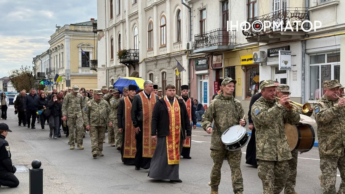 На вічний спочинок у Коломиї провели воїна Ігора Геника 9
