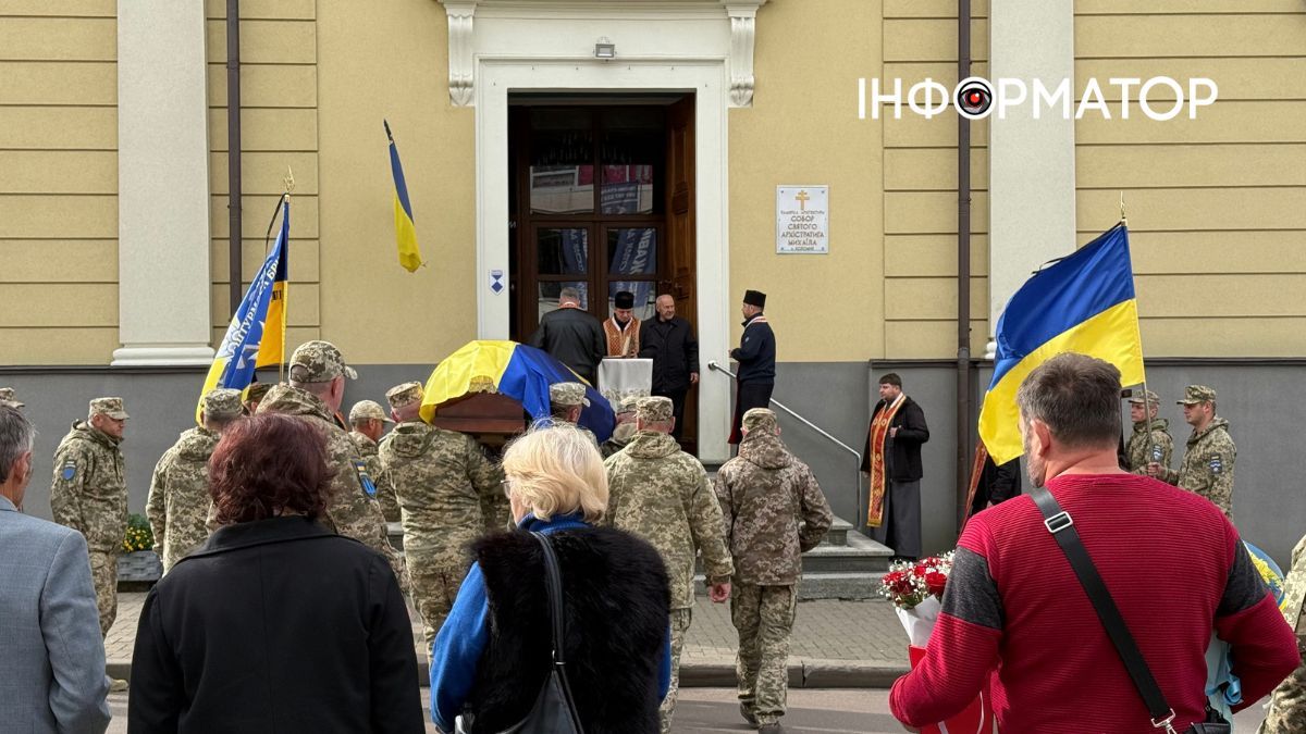 На вічний спочинок у Коломиї провели воїна Ігора Геника 10