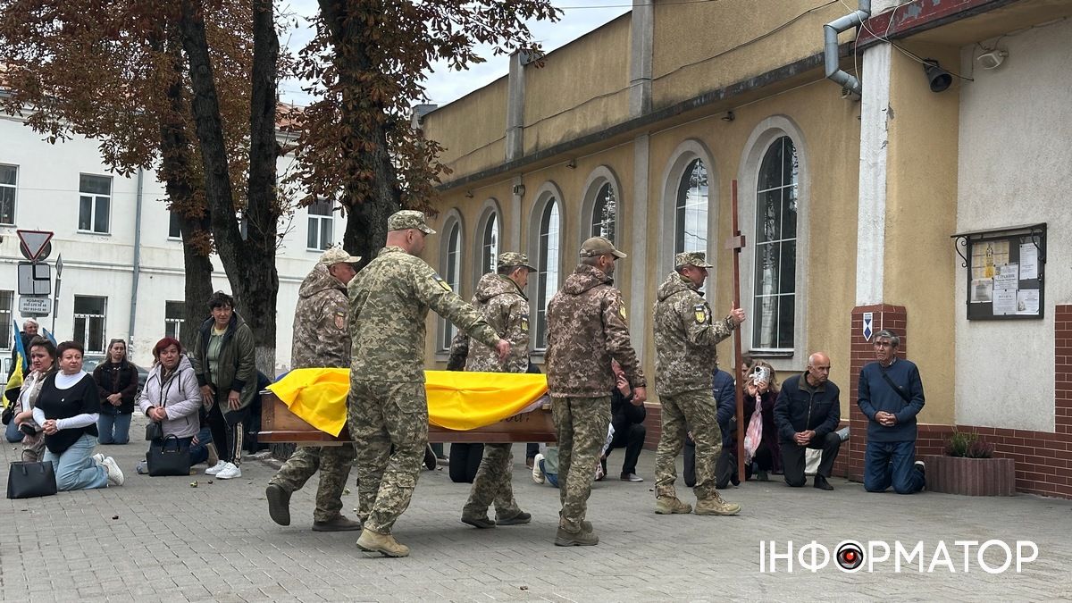 До Коломиї прибув скорботний кортеж захисника Ростислава Стражника 5