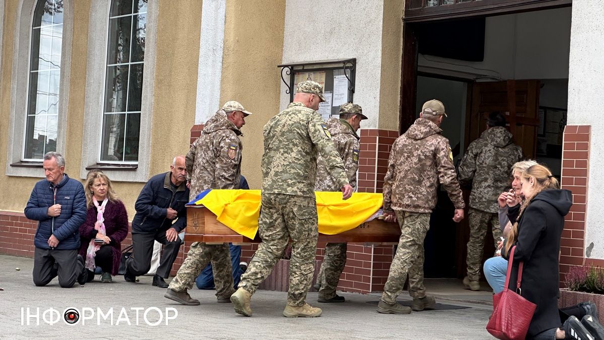 До Коломиї прибув скорботний кортеж захисника Ростислава Стражника 6