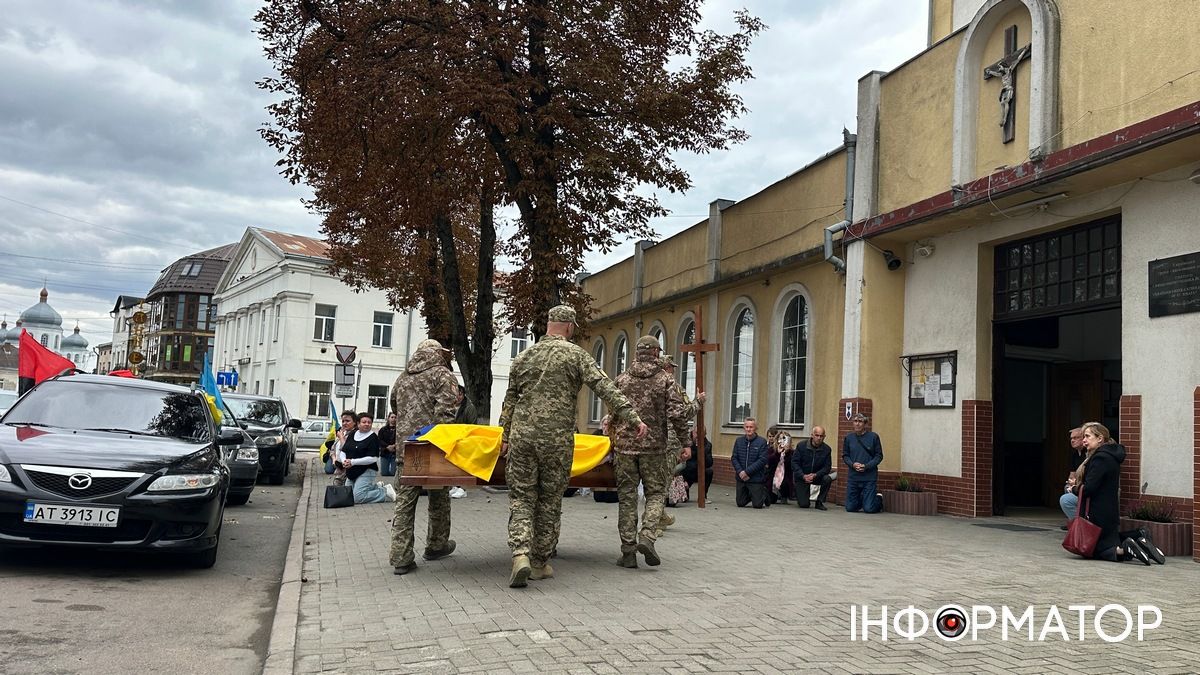 До Коломиї прибув скорботний кортеж захисника Ростислава Стражника 4