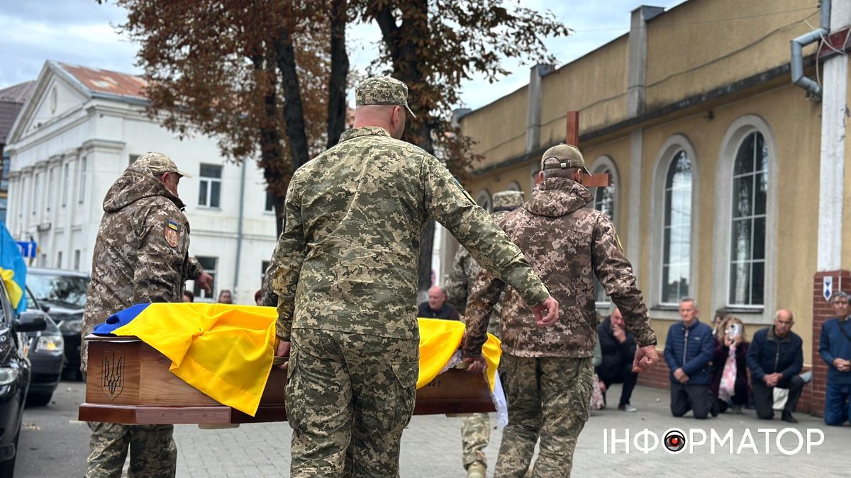 До Коломиї прибув скорботний кортеж захисника Ростислава Стражника