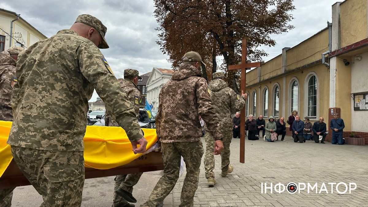 До Коломиї прибув скорботний кортеж захисника Ростислава Стражника 3