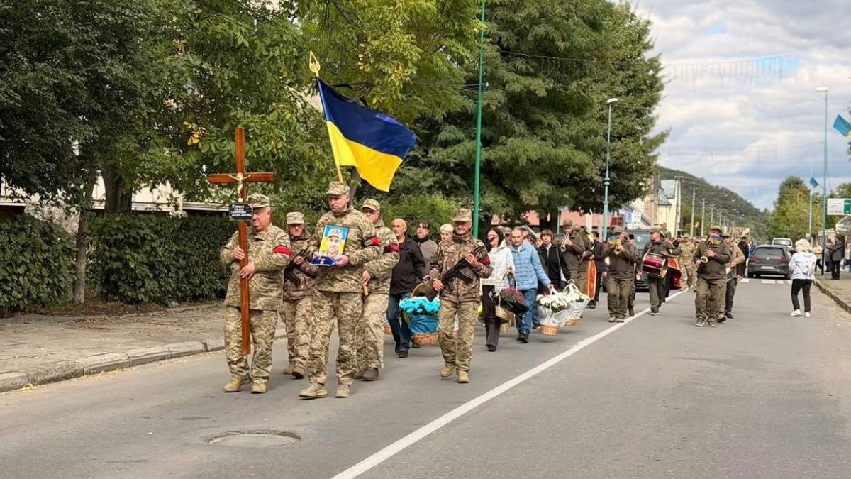 На вічний спочинок у Надвірній провели Руслана Костюка 3