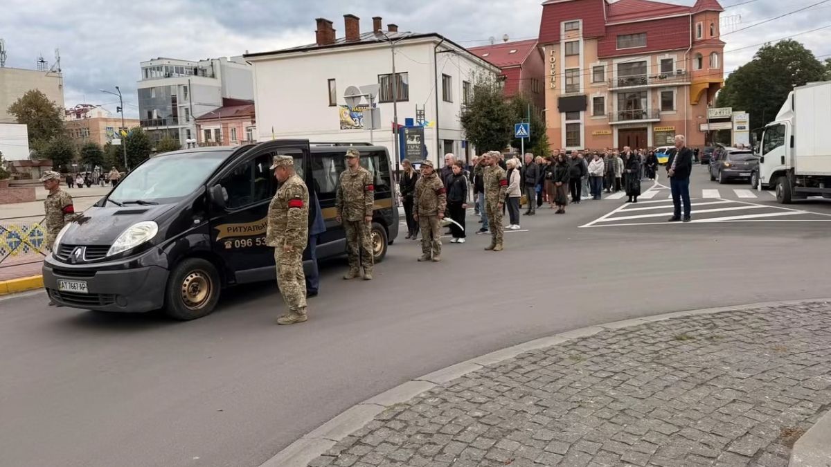 На вічний спочинок у Надвірній провели Руслана Костюка 4